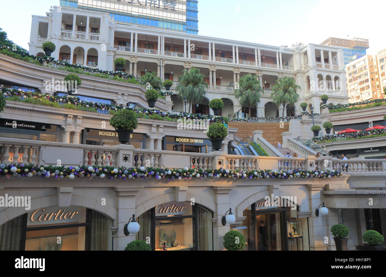 Menschen besuchen 1881 Heritage Shopping-Mall in Hong Kong. 1881 Heritage ist die ehemalige Marine Polizei Hauptquartier Compound 1885 erbaut Stockfoto Menschen besuchen 1881 Heritage Shopping-Mall in Hong Kong. 1881 Heritage ist die ehemalige Marine Polizei Hauptquartier Compound 1885 erbaut Stockfoto