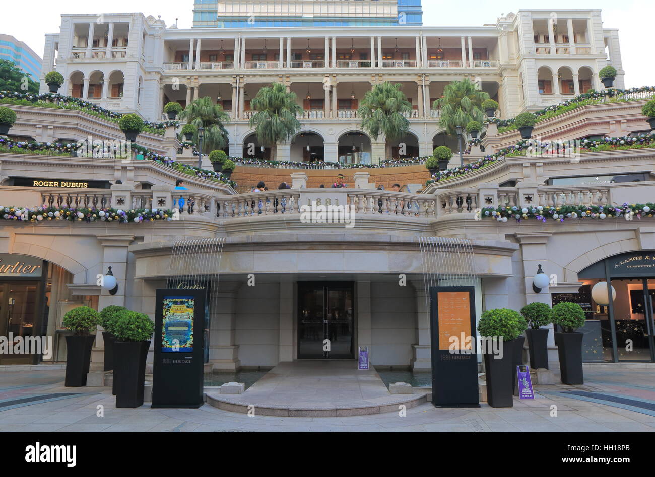Menschen besuchen 1881 Heritage Shopping-Mall in Hong Kong. 1881 Heritage ist die ehemalige Marine Polizei Hauptquartier Compound 1885 erbaut Stockfoto Menschen besuchen 1881 Heritage Shopping-Mall in Hong Kong. 1881 Heritage ist die ehemalige Marine Polizei Hauptquartier Compound 1885 erbaut Stockfoto