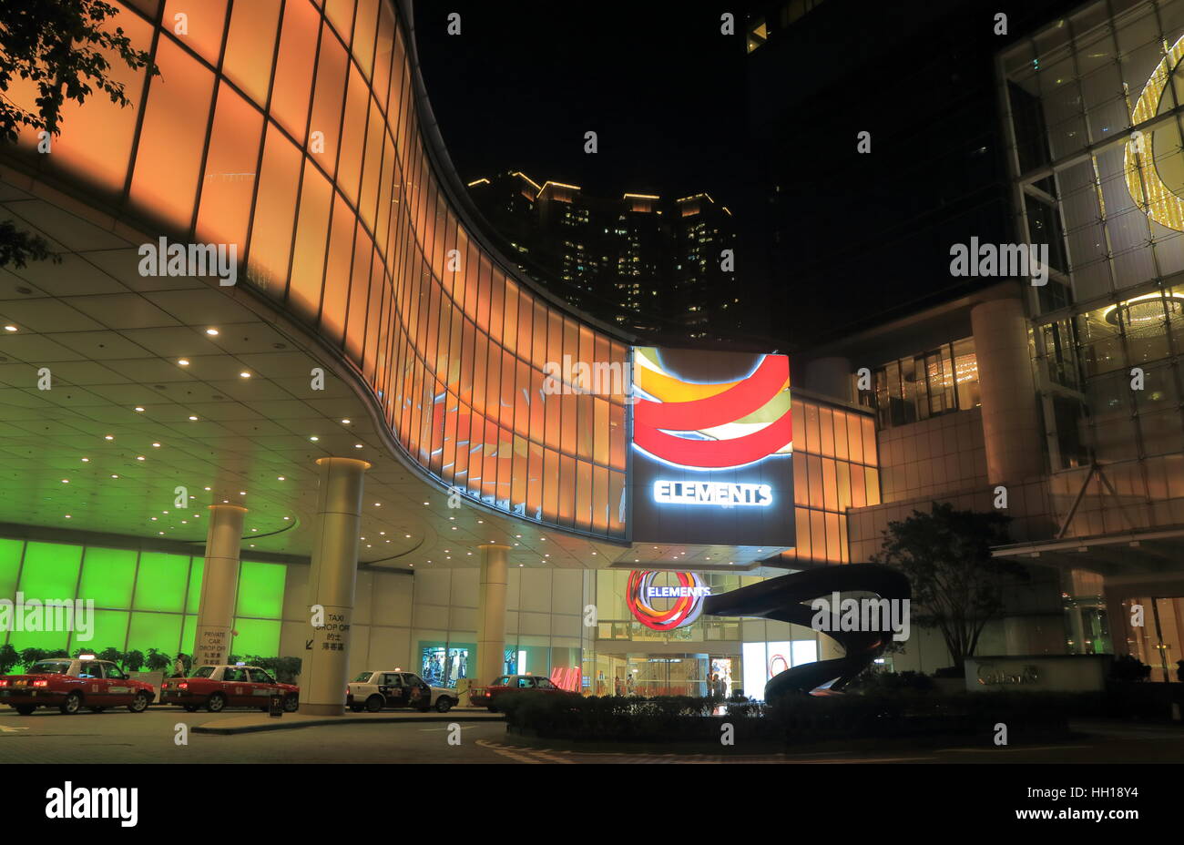 Elemente-Shopping-Mall in Hong Kong. Elements ist eine Shopping-Mall befindet sich direkt oberhalb der Kowloon MTR-Station. Stockfoto