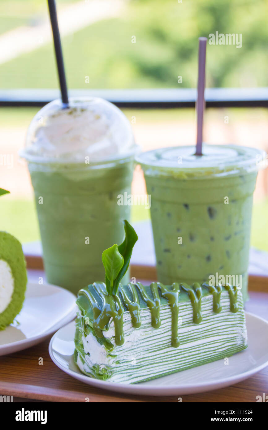 Geschlossen bis grüner Tee Crêpe Kuchen mit Matcha-Grüntee Stockfoto