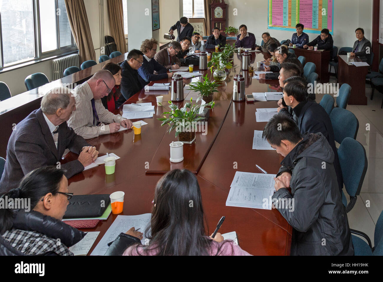 Treffen zwischen europäischen Beratern und chinesische Staatsbürger, Yinchuan, Ningxia, China Stockfoto