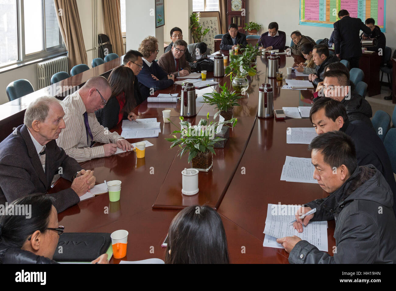 Treffen zwischen europäischen Beratern und chinesische Staatsbürger, Yinchuan, Ningxia, China Stockfoto