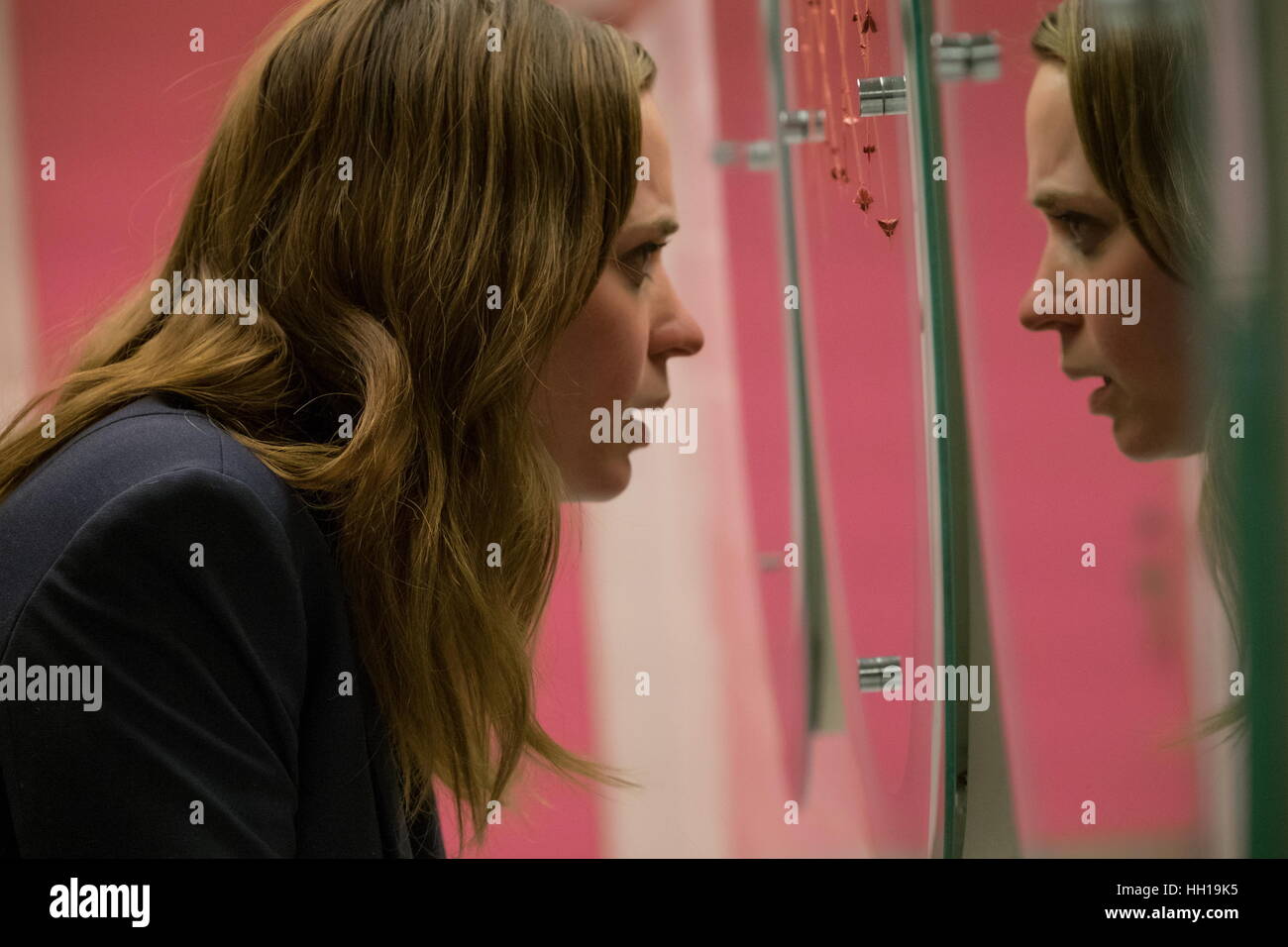 Erscheinungsdatum: 7. Oktober 2016 Titel: The Girl on The Train STUDIO: DreamWorks Bilder Direktor: Tate Taylor PLOT: eine geschiedene Frau verstrickt in eine fehlende Personen-Untersuchung, die verspricht, Schockwellen während ihres ganzen Lebens schicken Darsteller: Emily Blunt als Rachel (Credit: © DreamWorks Pictures/Entertainment Bilder) Stockfoto