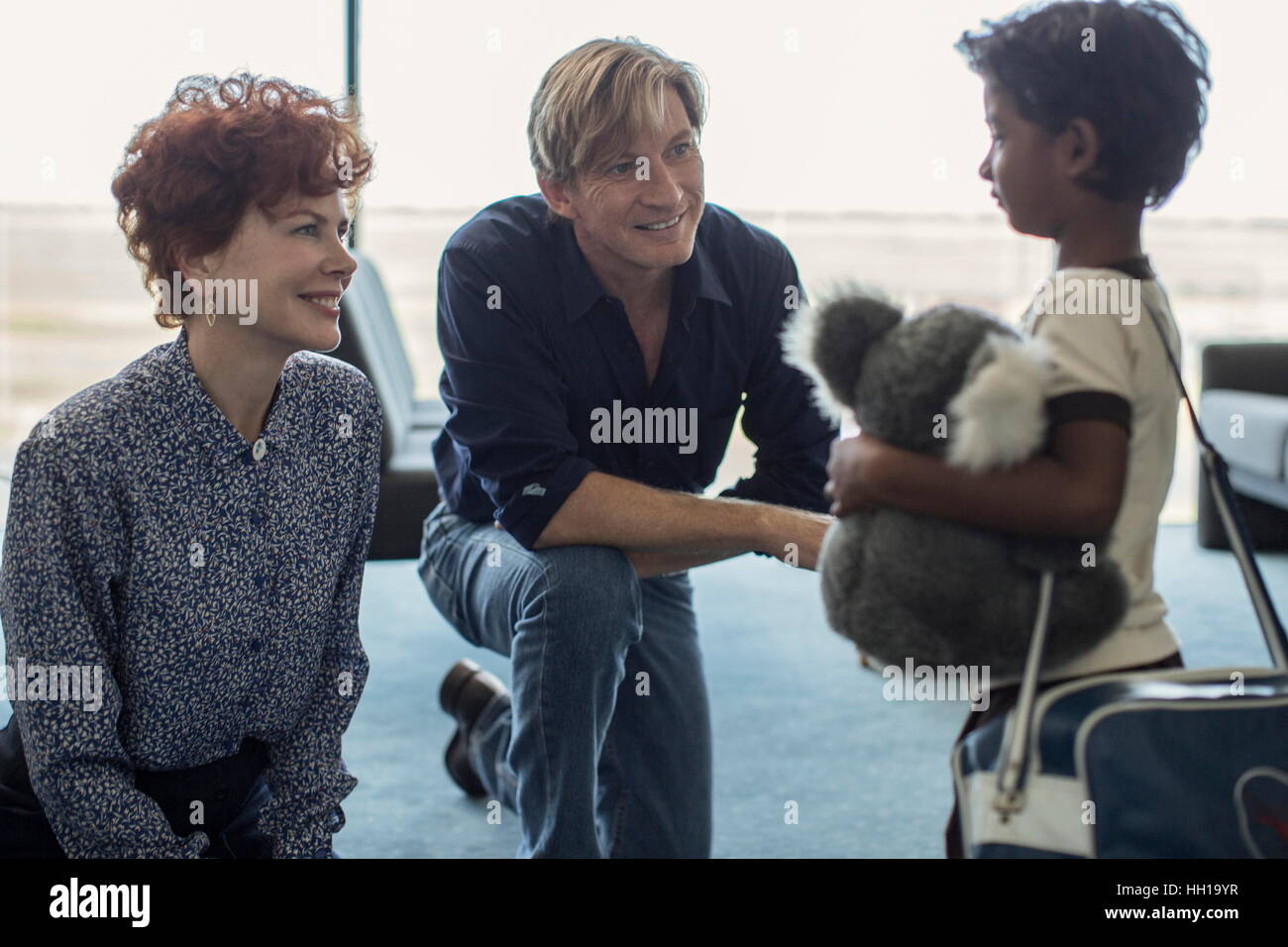 Datum der Freigabe: 25. November 2016 Titel: Löwen-STUDIO: The Weinstein Company DIRECTOR: Garth Davis PLOT: eine fünf-jährige Indianerjunge verirrt sich in den Straßen von Kalkutta, Tausende von Kilometern von zu Hause aus. Er überlebt viele Herausforderungen vor, die von ein paar in Australien übernommen; 25 Jahre später macht er sich auf seine verlorene Familie finden Darsteller: David Wenham als John Brierley, Nicole Kidman als Sue Brierley (Credit: © The Weinstein Company/Entertainment Pictures) Stockfoto