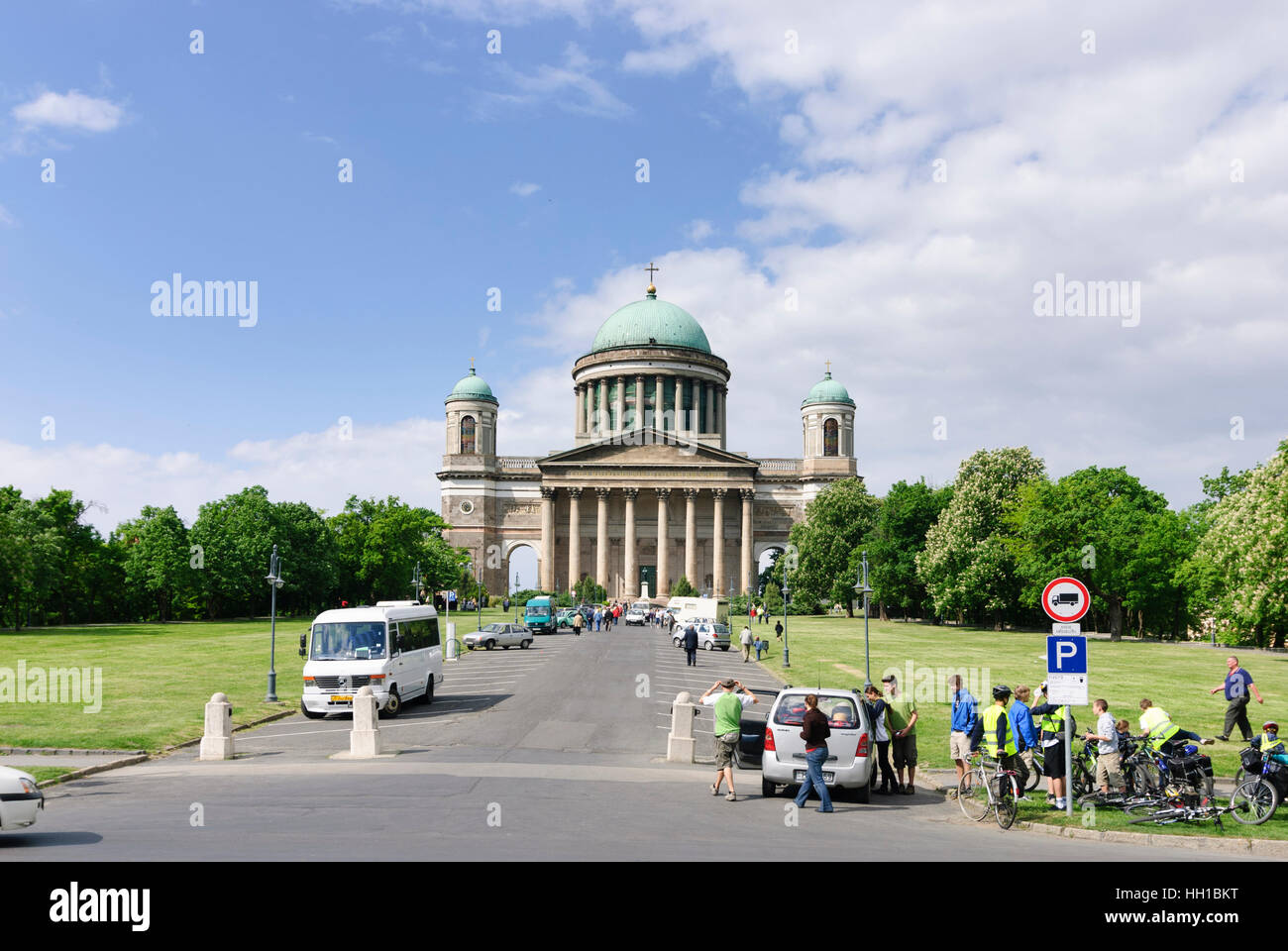 Esztergom (Gran): Basilika Kirche und Fahrrad Pilger Gruppe, Komarom-Esztergom, Ungarn Stockfoto