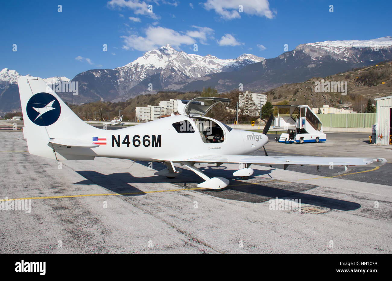 SION, Schweiz - März 30: Columbia-400 Vorbereitung für den Abflug am 30. März 2012 in Sion, Schweiz. Sion ist einer der Flughäfen busines Stockfoto