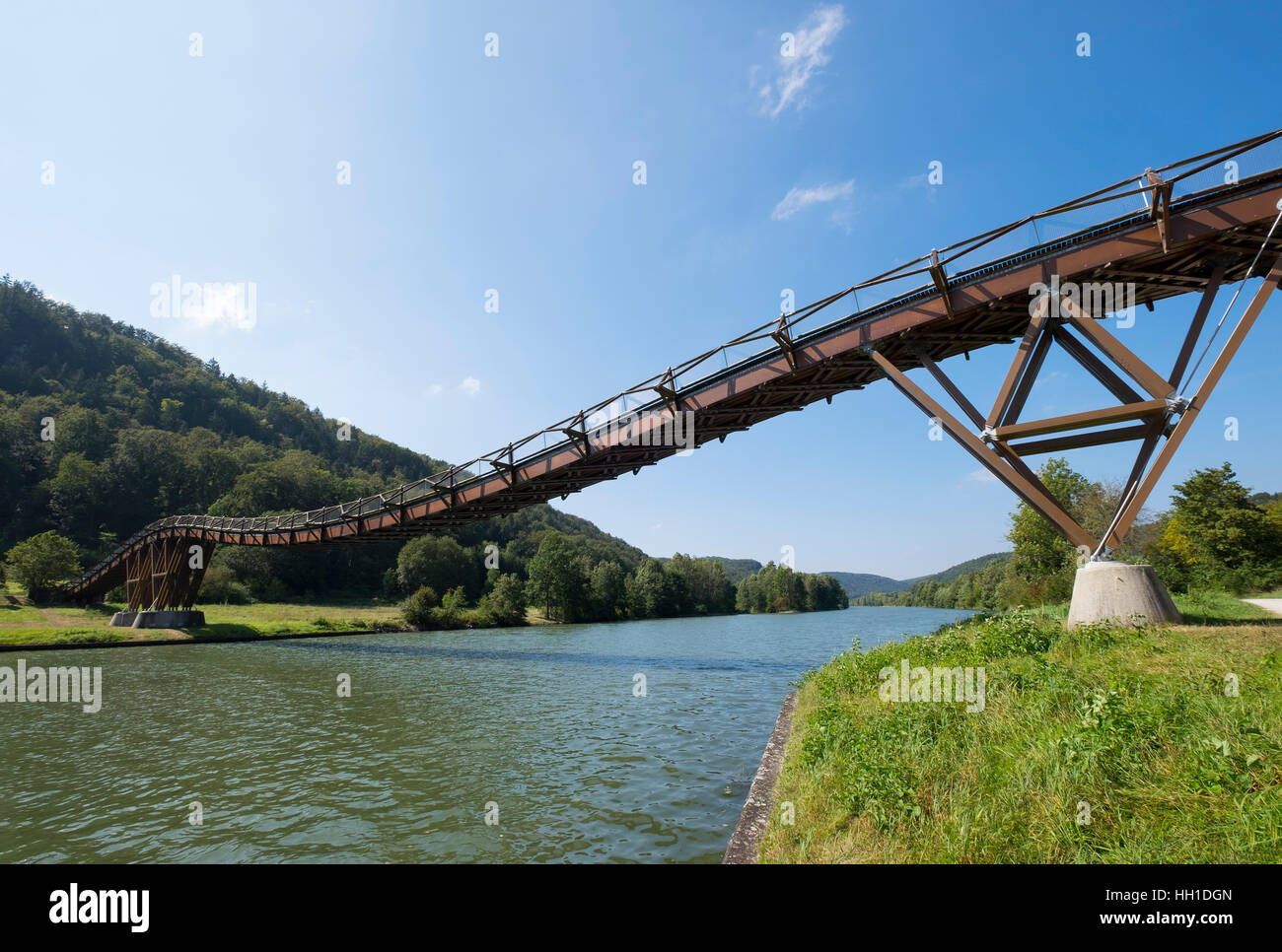 Gestresste Band Brücke, Holzbrücke über Tatzlwurm Altmühl Canal, Essing, Altmühltal, untere Bayern, Bayern, Deutschland Stockfoto