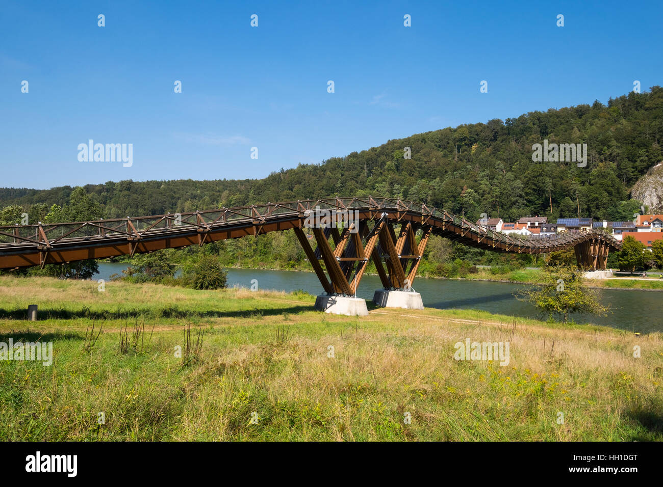Gestresste Band Brücke, Holzbrücke über Tatzlwurm Altmühl Canal, Essing, Altmühltal, untere Bayern, Bayern, Deutschland Stockfoto