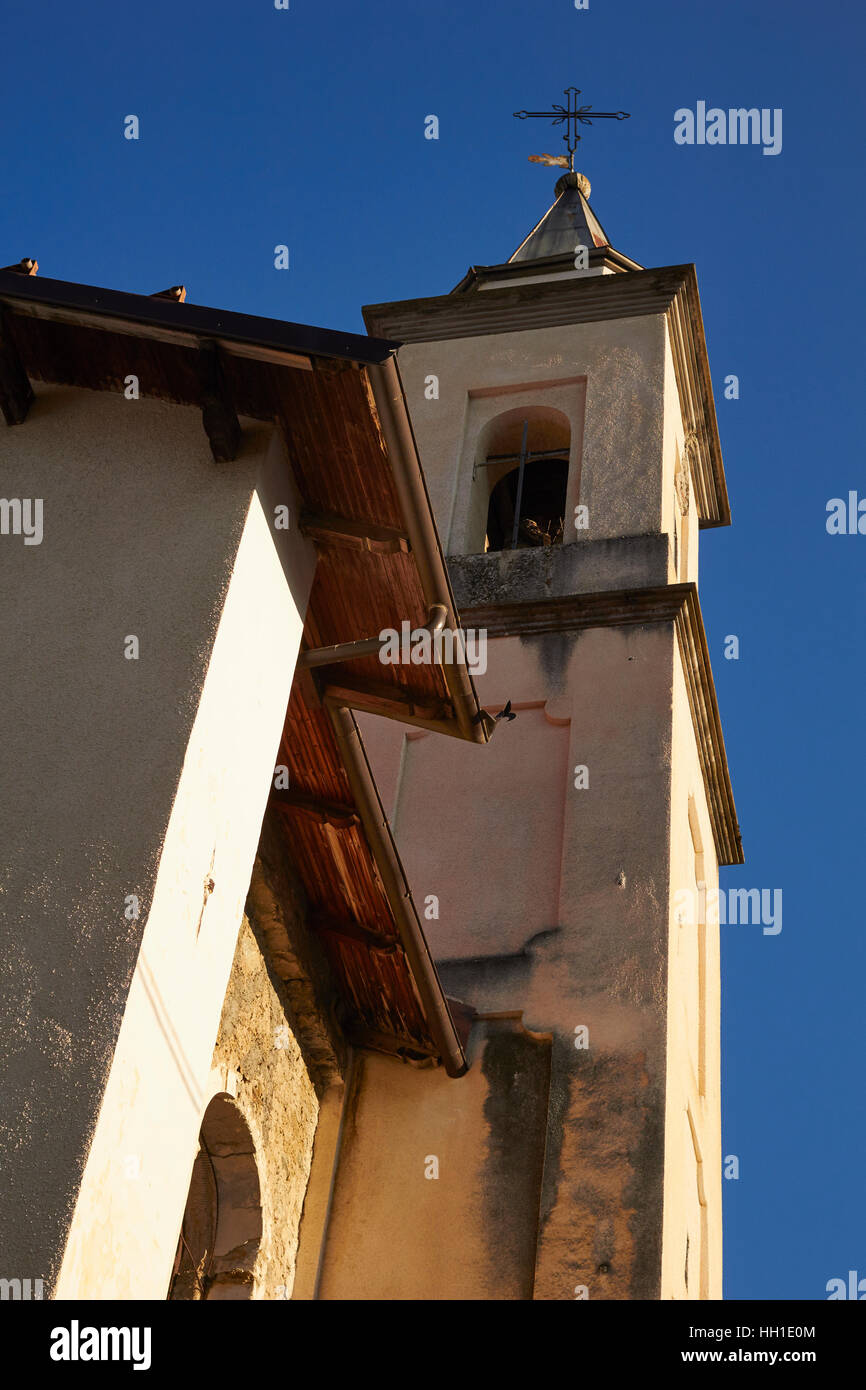 Dorf Kirche, Entracque, Cuneo, Piemont, Italien. Die italienischen Alpen Tiefenmesser sind im Hintergrund. Stockfoto