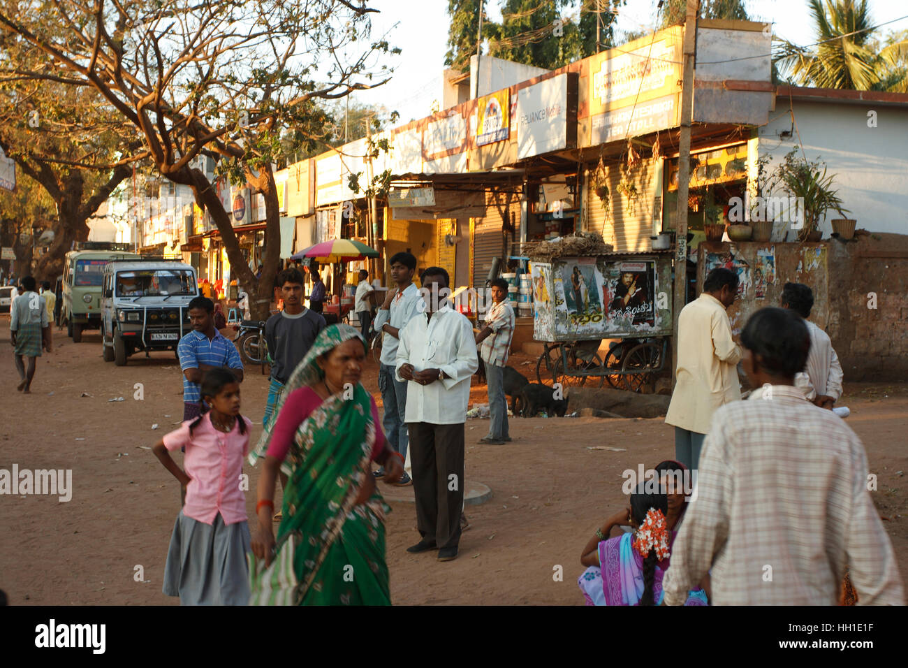 Menschen beim Einkaufen in ländlichen Indianerdorf, Badami, Karnataka, Indien Stockfoto