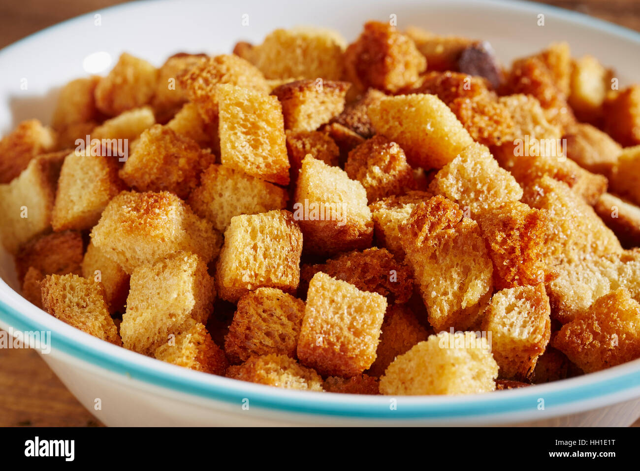 Eine Schüssel mit hausgemachten croutons Stockfoto