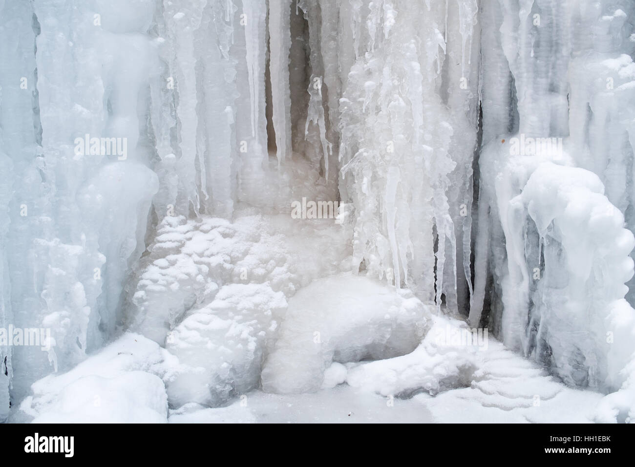Eis, gefrorene am Wasserfall Cascade im Mecsek Gebirge im Winter-Ungarn Stockfoto