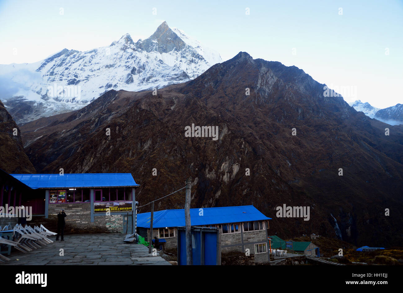 Der Heilige Berg Machhapuchhre vom Machhapuchhre Base Camp (MBC) in der Annapurna Sanctuary, Himalaya, Nepal, Asien. Stockfoto