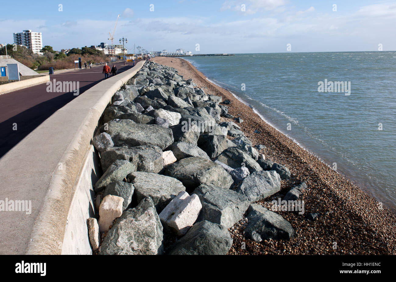 Große Felsbrocken als Meer Verteidigung, Southsea Promenade, Portsmouth, Hampshire, England, UK Stockfoto