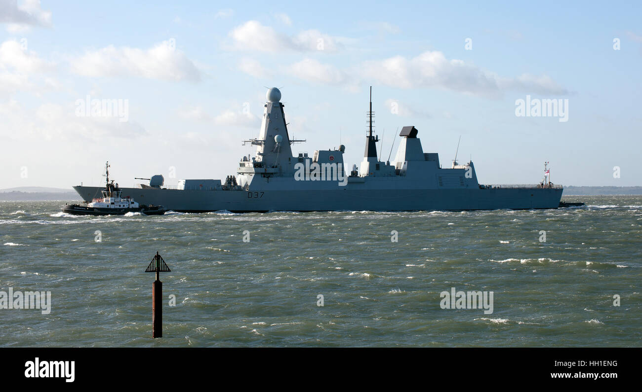 D37 HMS Duncan verlassen Portsmouth Dockyard, Hampshire, England, UK. Stockfoto