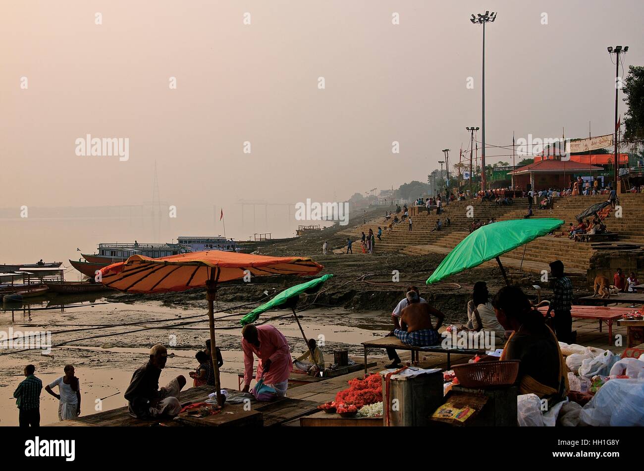 Alltag in Varanasi. Am frühen Morgen auf dem Fluss Ganges. Stockfoto