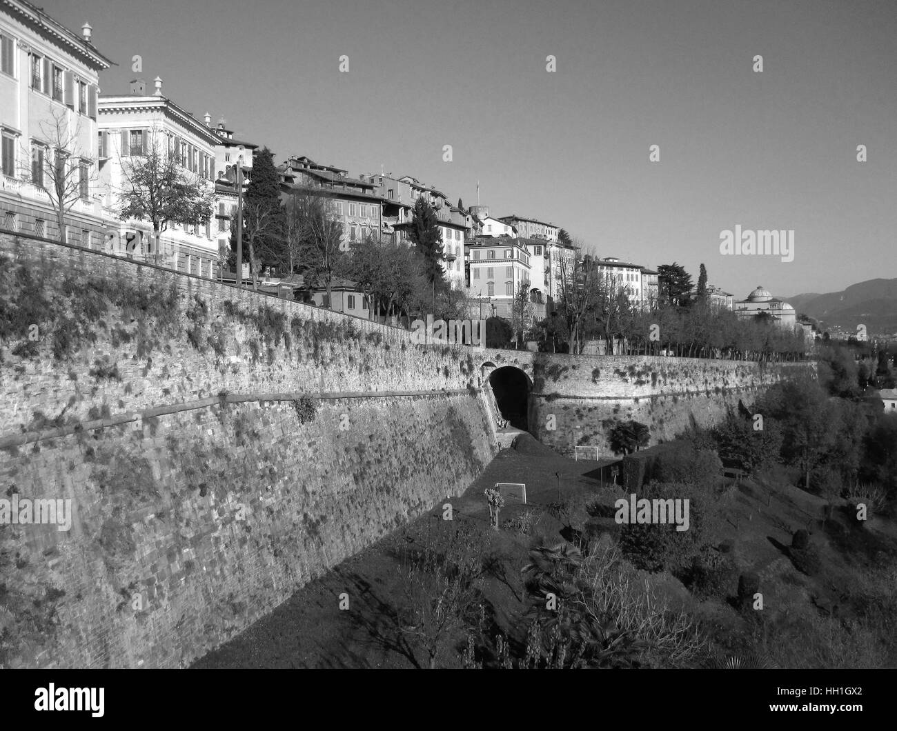 Monochrome Stadtbild von Citta Alta, die obere Stadt Bergamo, Norditalien Stockfoto