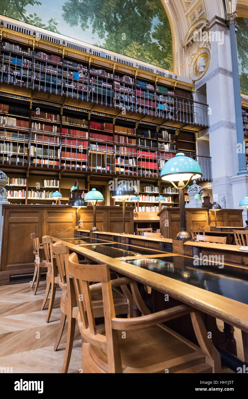 Paris Frankreich 14. Januar 2017: Arbeitsplatz im berühmten Labrouste Vortragsraum in der französischen Nationalbibliothek Rue Vivienne in Paris mit grünen Lampen Stockfoto