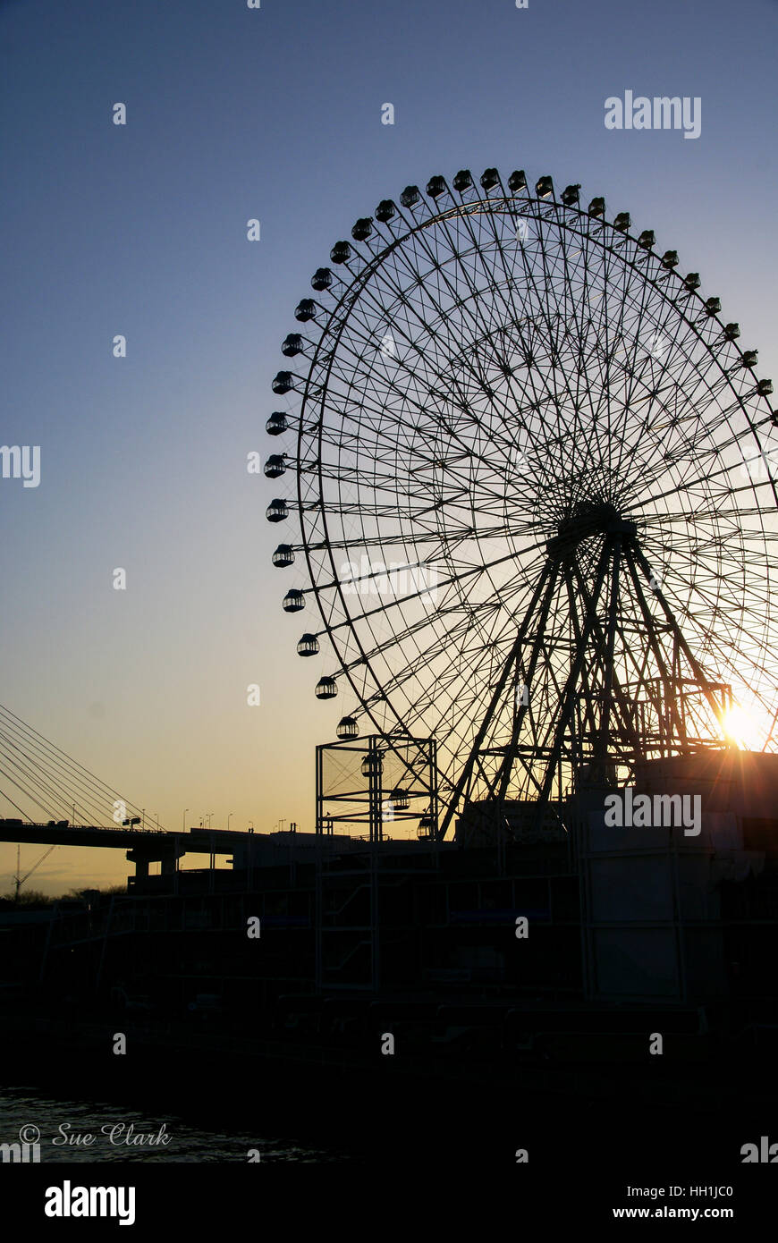 Japan, Osaka. Tempozan Riesenrad in der Nähe von Aquarium und das Hafenviertel. Kurz nach Sonnenaufgang am frühen Morgen getroffen. Stockfoto