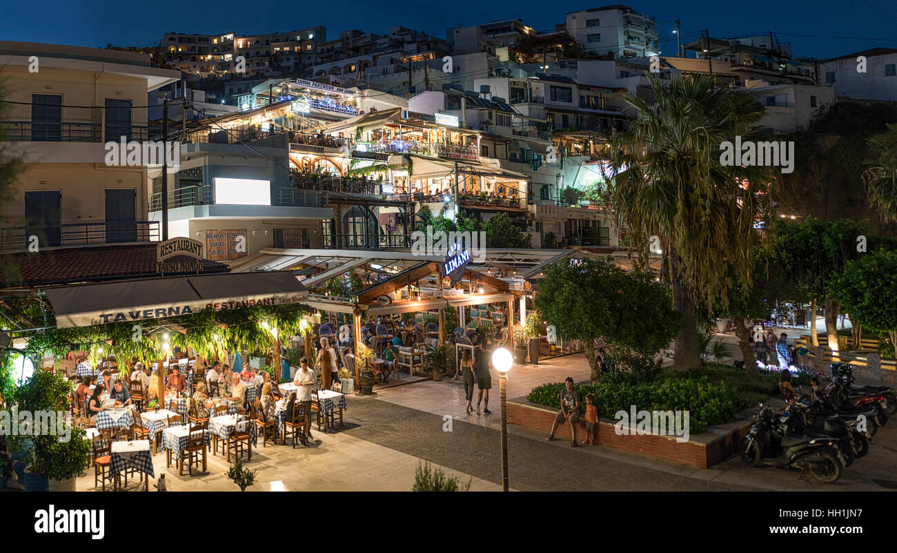 Ansicht von Agia Galini in der Nacht. Einst ein friedliches Fischerdorf jetzt ein beliebtes Touristenziel. Stockfoto