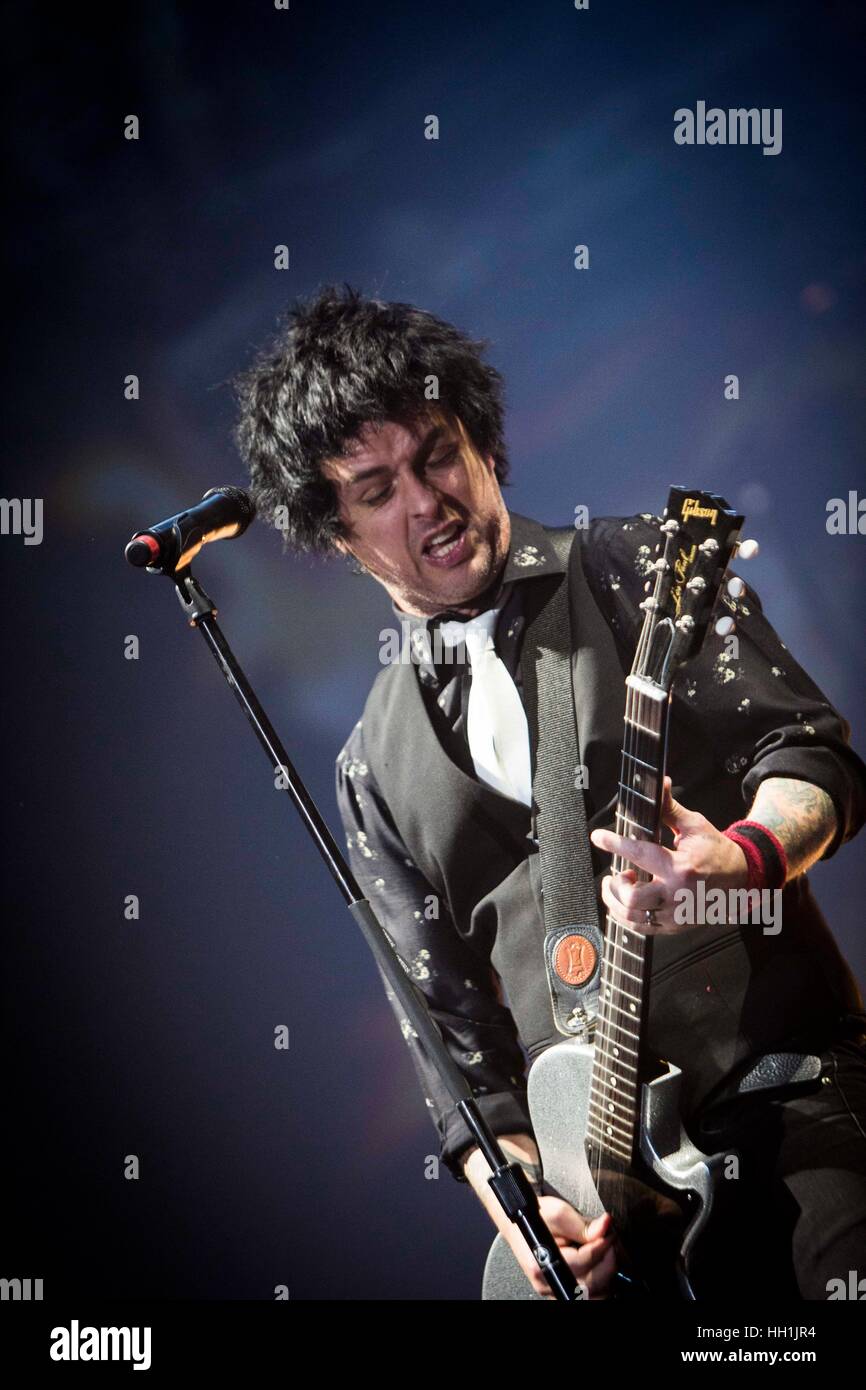 Mailand, Italien. 14. Januar 2017. Billie der amerikanischen Rock-Band abgebildet Gree Day auf der Bühne, während sie im Mediolanum Forum in Mailand Assago durchführen. Bildnachweis: Roberto Finizio/Pacific Press/Alamy Live-Nachrichten Stockfoto