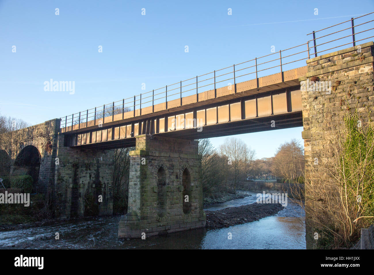 Brücke über den Fluss Irwell in Summerseat trägt die East Lancs Bahnservice, Lancashire, England Stockfoto