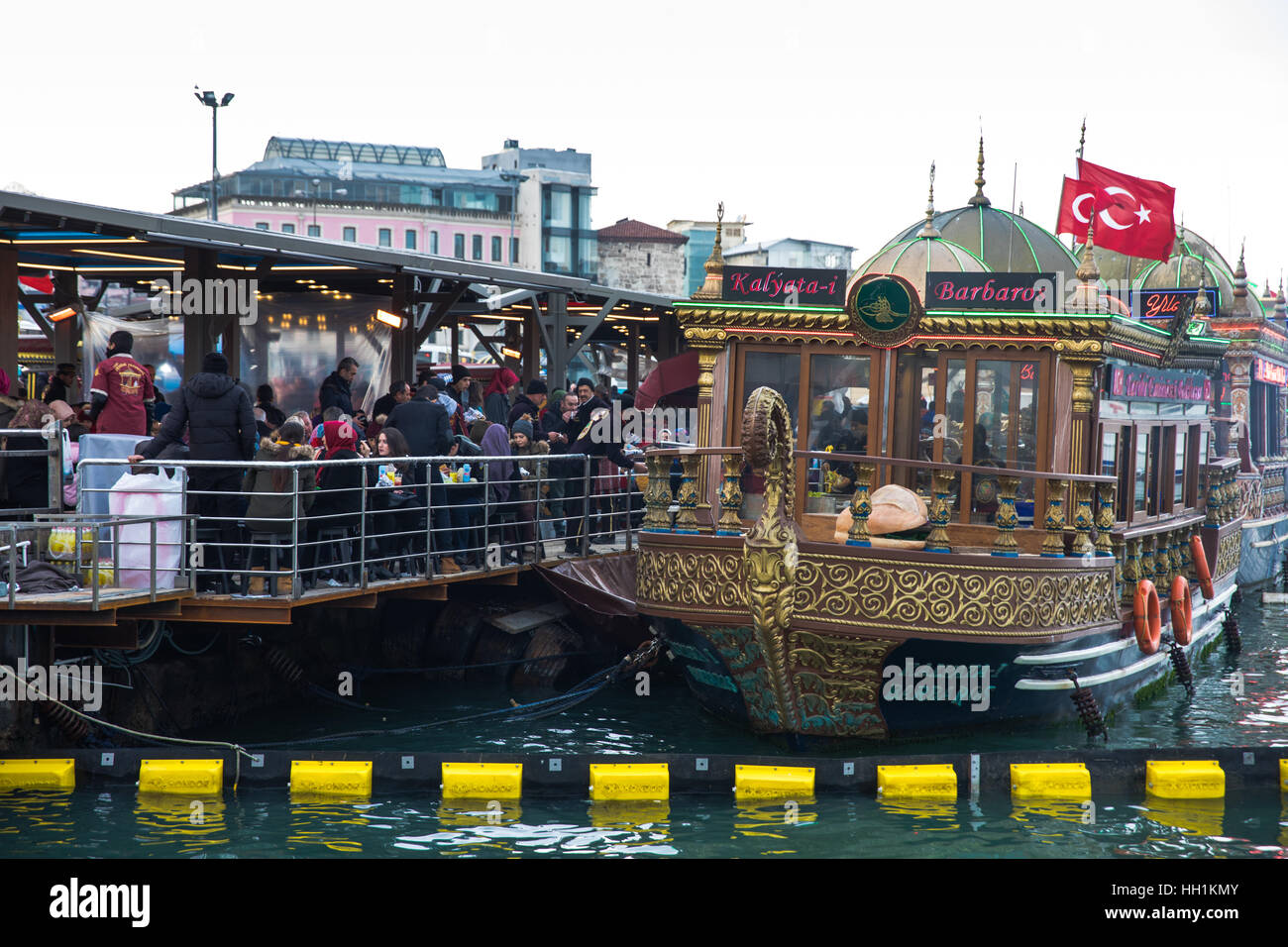 Boote verkaufen Balik Ekmek (Fisch in Brot) in Eminönü dock in Istanbul, Türkei. Stockfoto