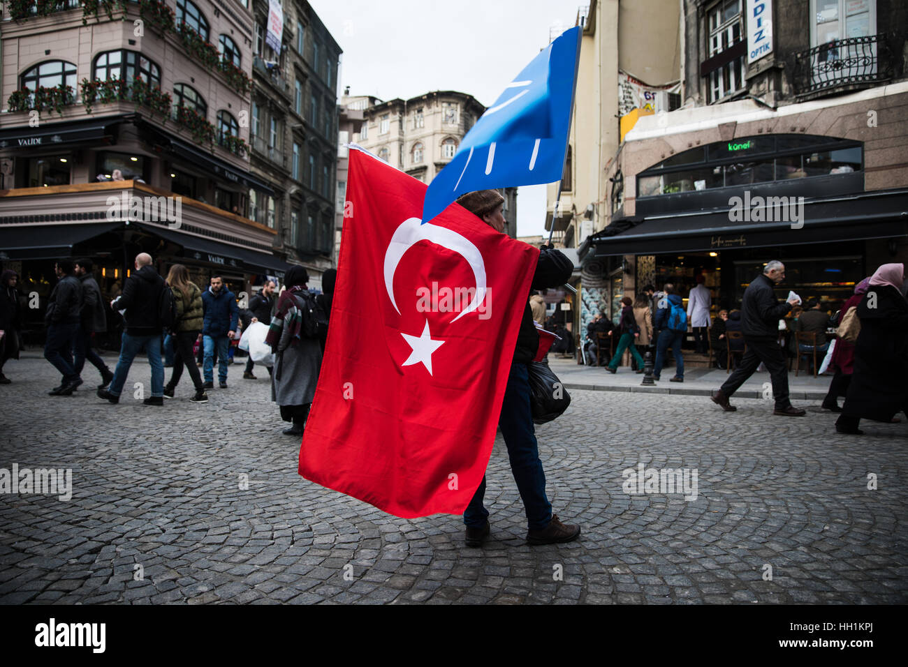 Ein Mann, der Verkauf von Ottoman-Reich (blau) und Türkisch (rot) Fahnen in Istanbul, Türkei. Stockfoto