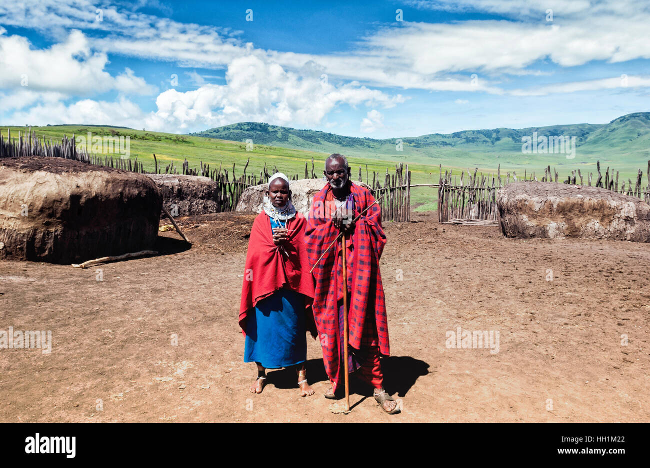 Tägliche Lebensreportage im Dorf Maasai im Ngorongoro Conservation Area auf dem Weg zum Ngorongoro Crater, Tansania. Stockfoto