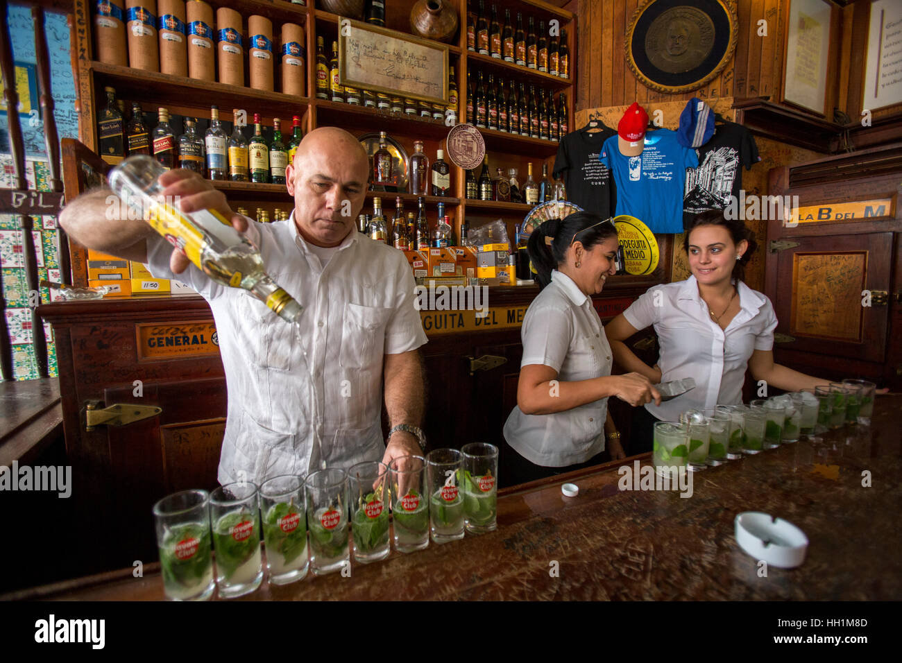 Barkeeper machen Mojitos an Bodeguita del Medio Bar in Alt-Havanna Stockfoto