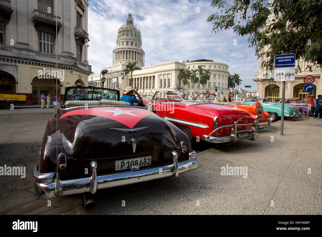 Amerikanische Oldtimer auf dem Kapitol in Havanna Stockfoto