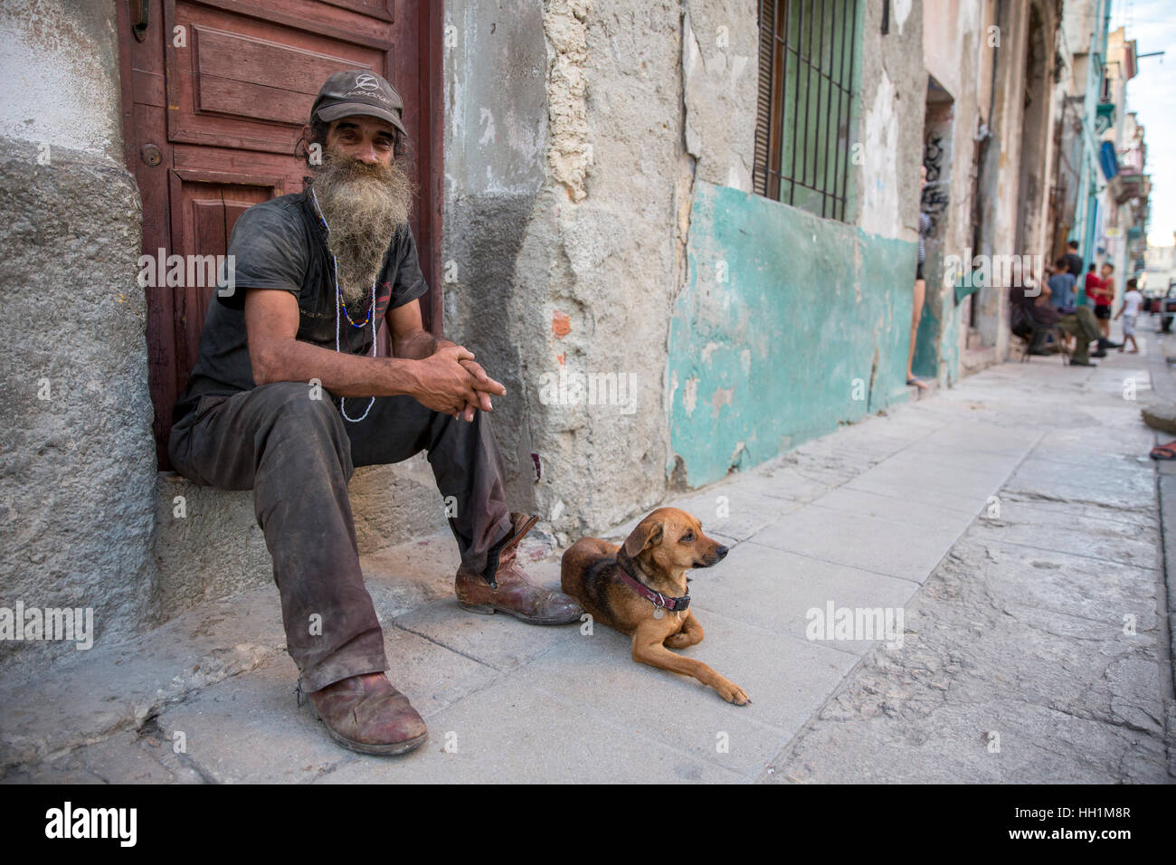 Mann und sein Hund auf den Straßen von Alt-Havanna Stockfoto
