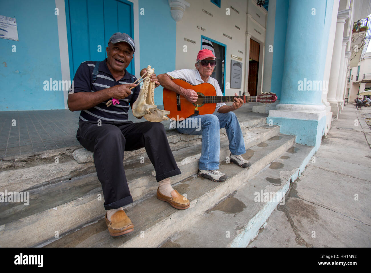 Musiker am Plaza Vieja in Alt-Havanna Stockfoto