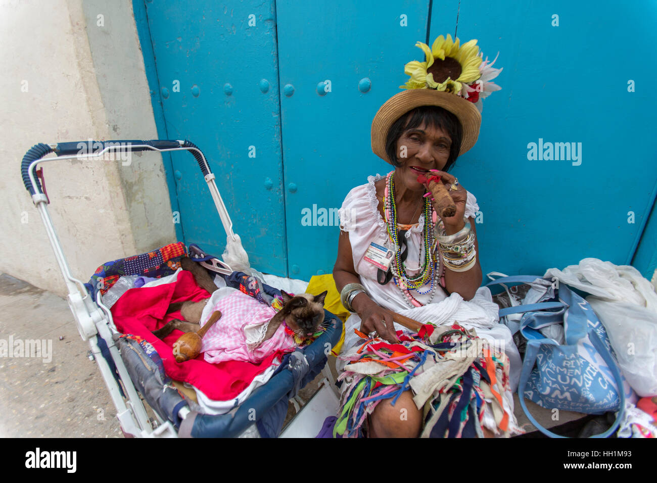 Kubanische Frau mit Siamkatze in Kinderwagen in Alt-Havanna Stockfoto