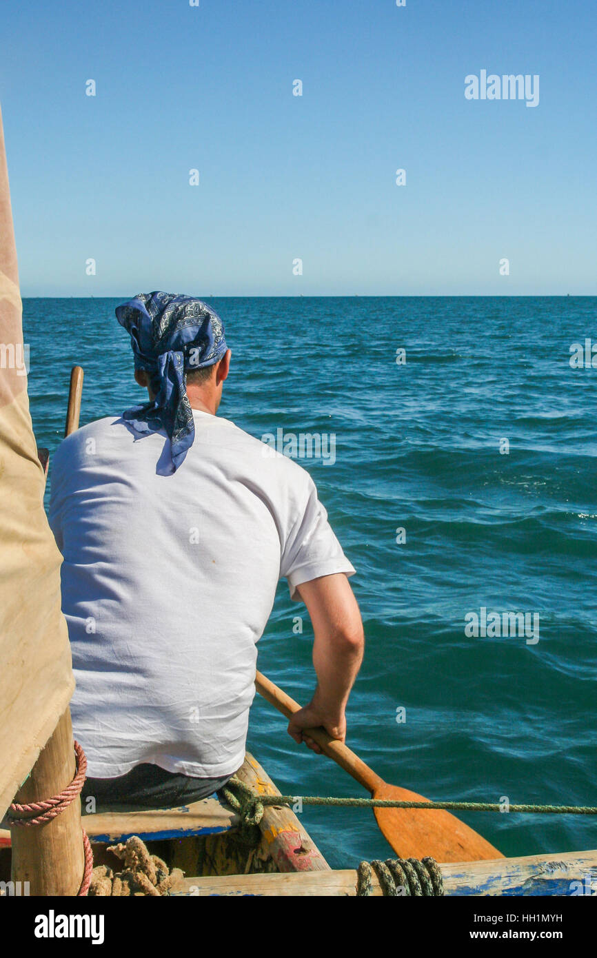 Mann im Ozean auf Madagaskar Küste paddeln Stockfoto