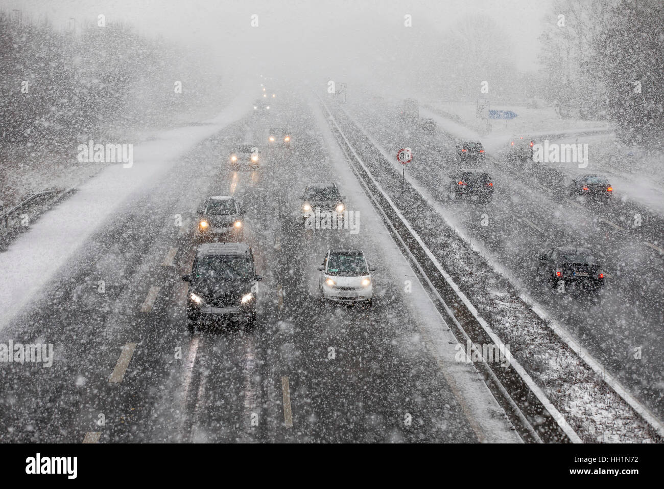 Winter, starker Schneefall, Verkehr auf der Autobahn A52 in der Nähe von Essen, Deutschland Stockfoto