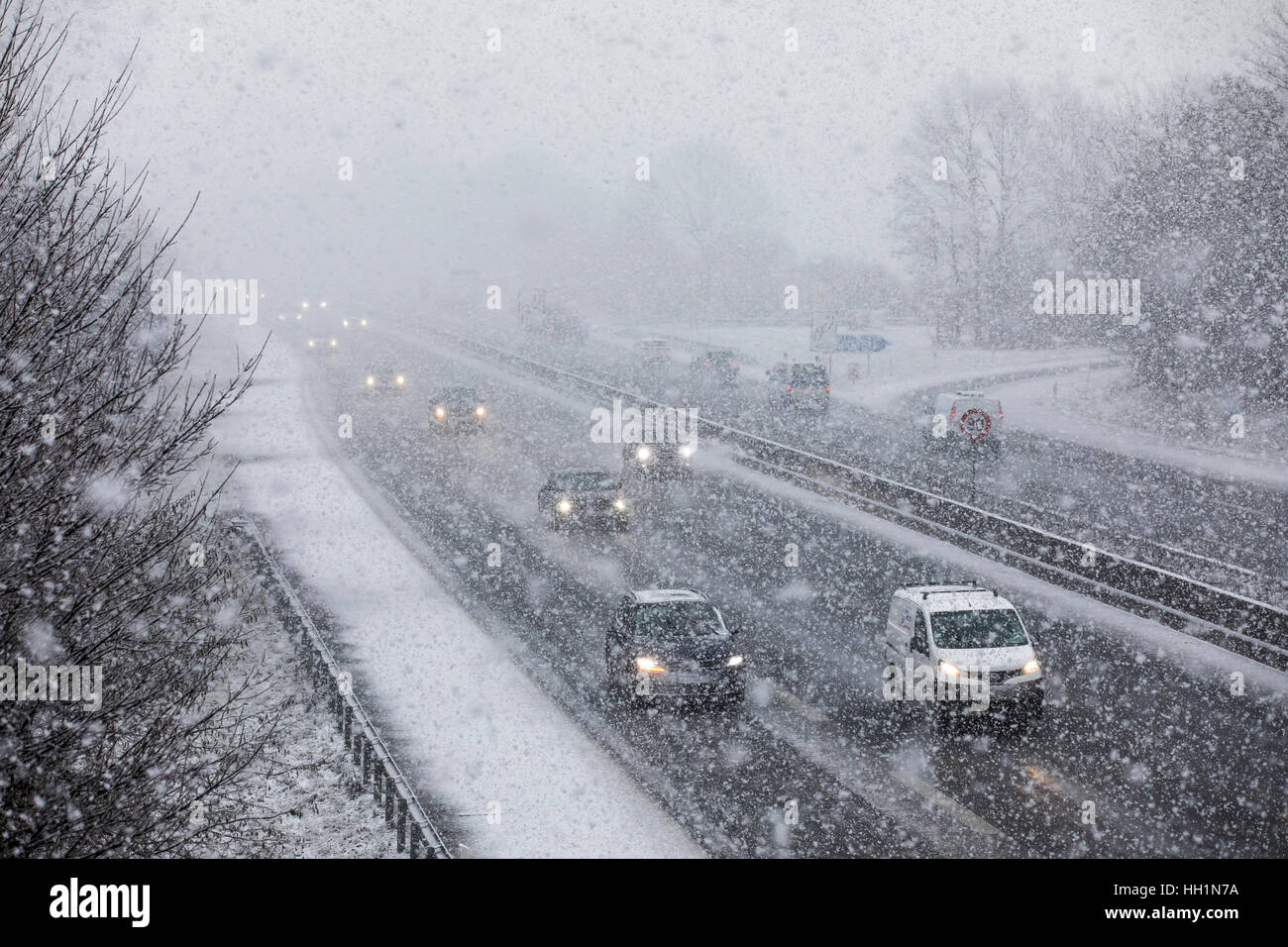 Winter, starker Schneefall, Verkehr auf der Autobahn A52 in der Nähe von Essen, Deutschland Stockfoto