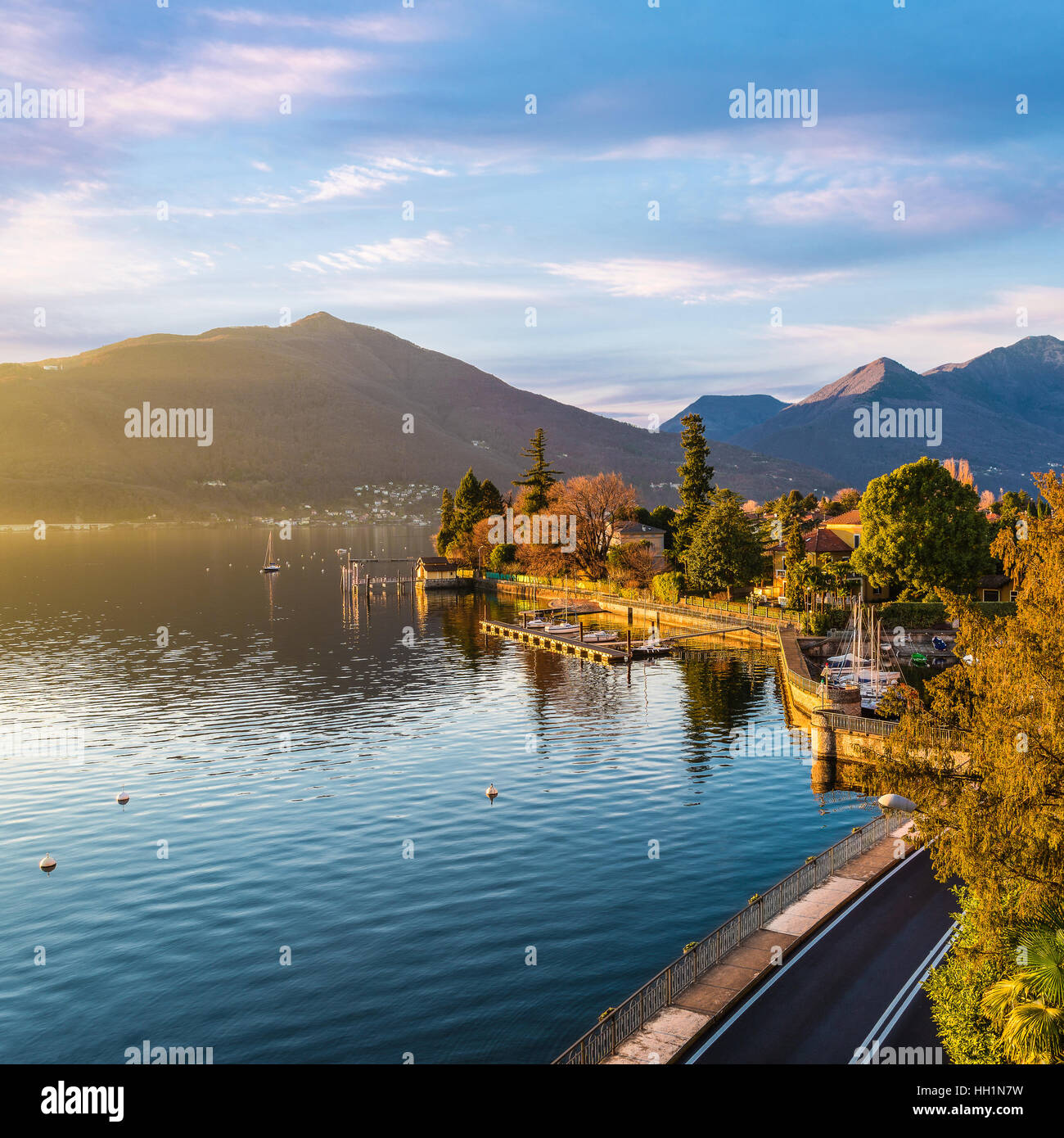 Malerischer Ferienort am Lago Maggiore in Norditalien. Maccagno am Lago Maggiore bei Sonnenuntergang, Provinz Varese Stockfoto