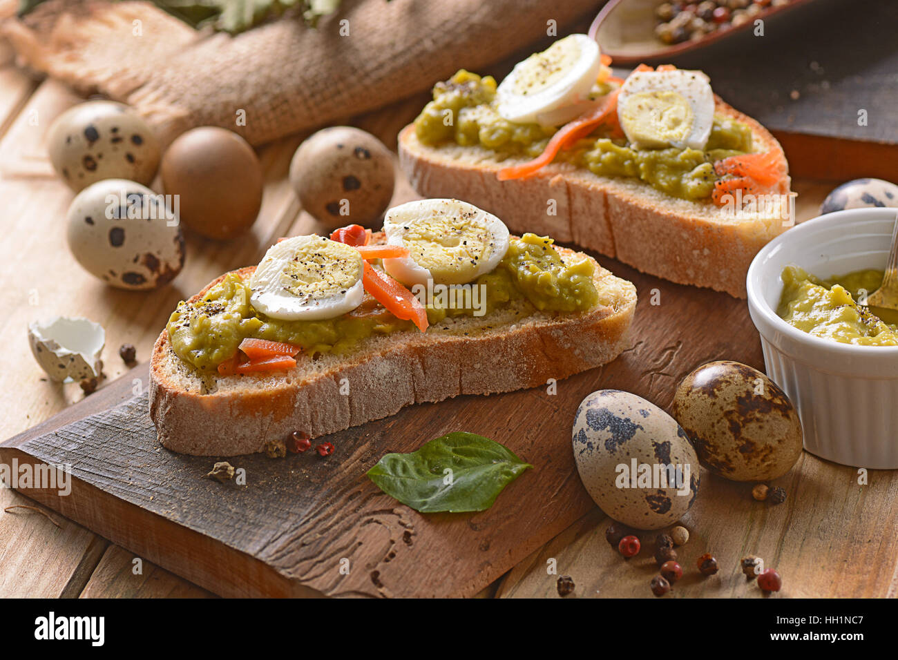 Schnittbrot mit Pea-Creme und Wachteln Eiern auf dem Tisch Stockfoto