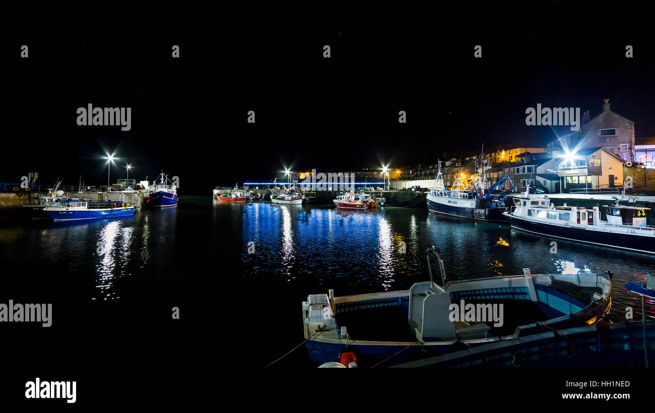 Gemeinsame Hafen und Fischerboote am Abend, Northumberland Stockfoto