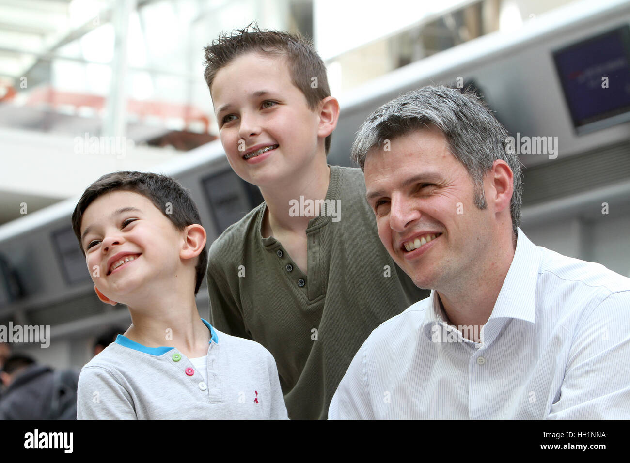 Familie am Flughafen Check-in Stockfoto