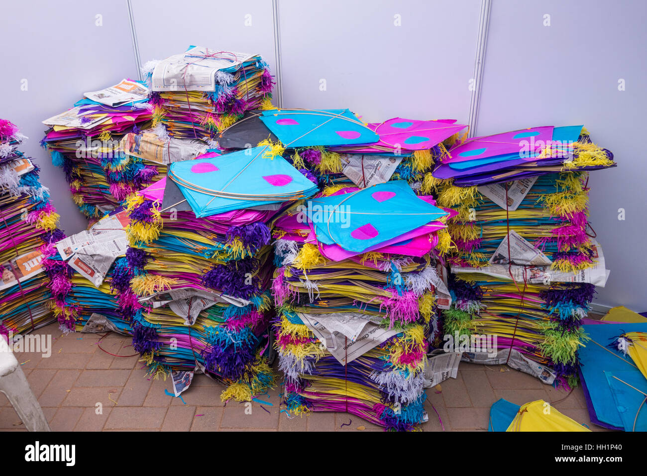 Ein Stapel von bunten indischen Kites zu verkaufen in Hyderabad, Indien Stockfoto