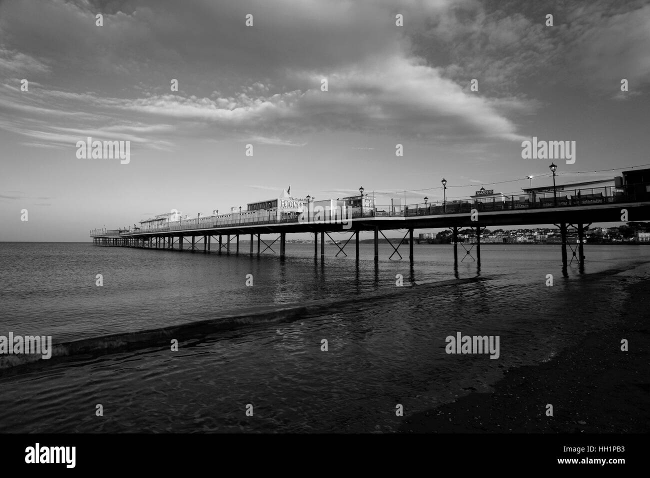 Sonnenuntergang über Paignton Pier, Torbay, die englische Riviera, Devon, England, Großbritannien Stockfoto