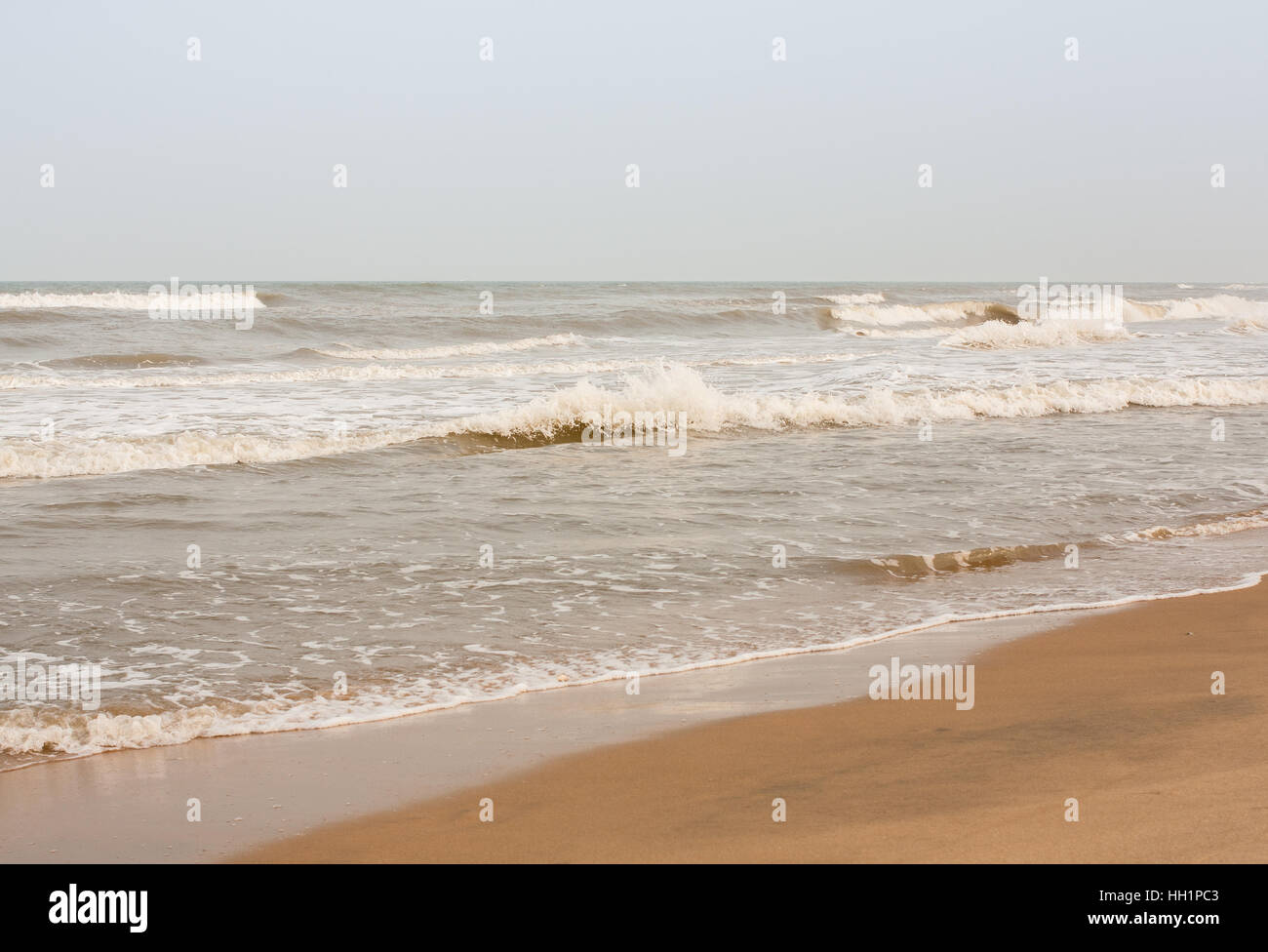 Eingehende hohe schäumende Meer Wellen an einem tropischen Strand am Abend. Stockfoto