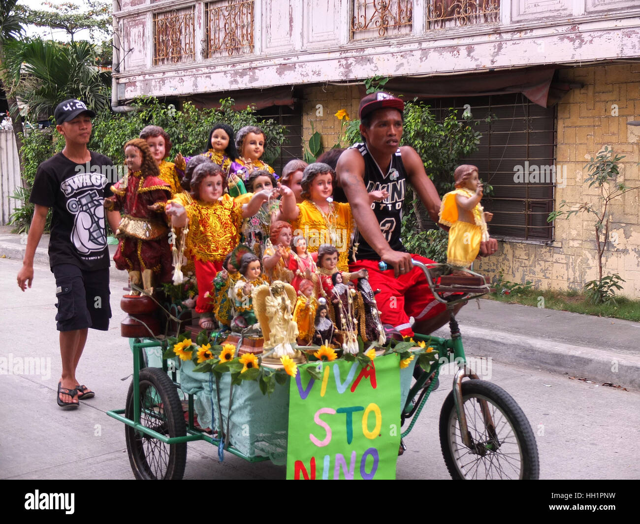 Manila, Philippinen. 15. Januar 2017. Ein Mann verwenden seine Rikscha, seine Santo Niños parade. Santo Niño symbolisiert das ganze Geheimnis der Kindheit Jesu Christi. Die katholische Kirche der Philippinen sucht das heilige Kind als ein Beispiel der Demut und ein Fest der Menschwerdung. Die Feier-Gipfel rund um den dritten Sonntag des Monats, der das fest von der Sto markiert. Niño in den Philippinen. Bildnachweis: Josefiel Rivera/Pacific Press/Alamy Live-Nachrichten Stockfoto