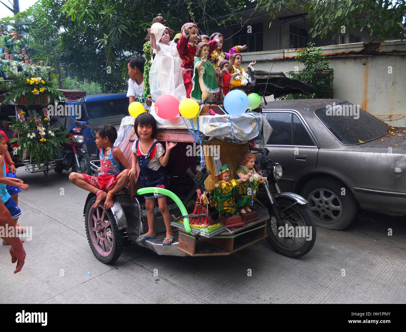 Manila, Philippinen. 15. Januar 2017. Kinder vergnügen sich während der Parade. Santo Niño symbolisiert das ganze Geheimnis der Kindheit Jesu Christi. Die katholische Kirche der Philippinen sucht das heilige Kind als ein Beispiel der Demut und ein Fest der Menschwerdung. Die Feier-Gipfel rund um den dritten Sonntag des Monats, der das fest von der Sto markiert. Niño in den Philippinen. Bildnachweis: Josefiel Rivera/Pacific Press/Alamy Live-Nachrichten Stockfoto