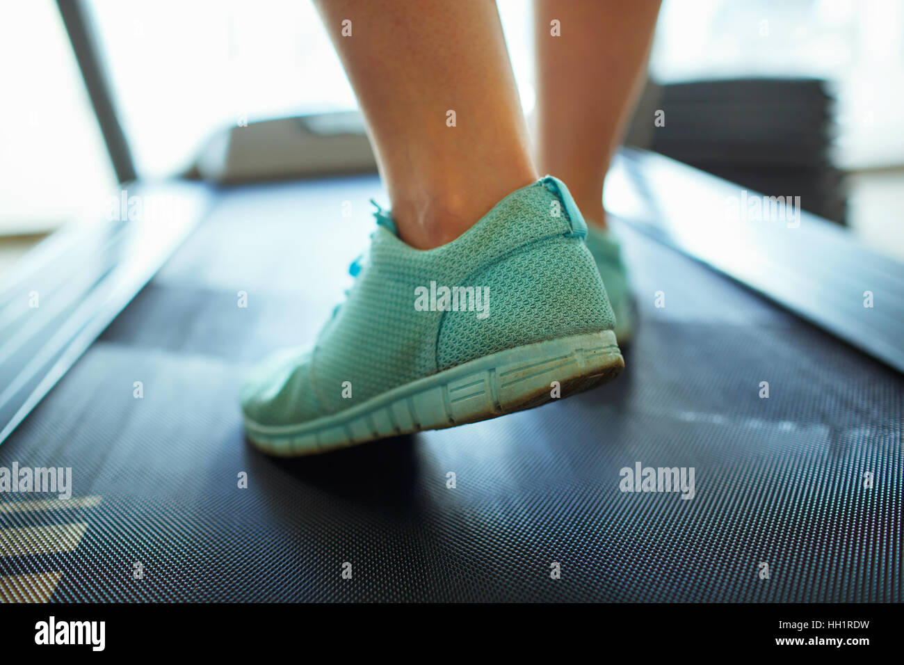 Fuß der Frau auf Laufband im Fitnessstudio Stockfoto