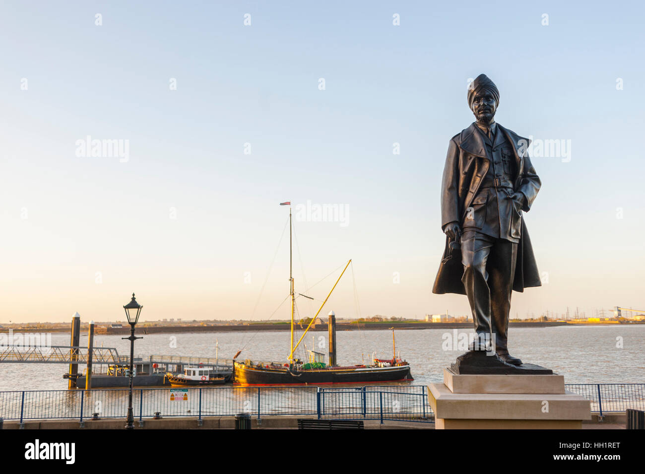 Die Statue, die Mahinder Singh Puiji DFC auf dem Abschlussball in Gravesend, Kent. Mit THames Barge am Pier festgemacht. Stockfoto