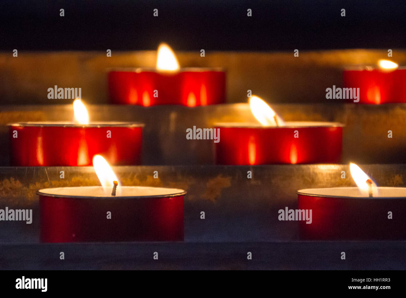 Lit Teelicht Kerzen in der Kirche Stockfoto