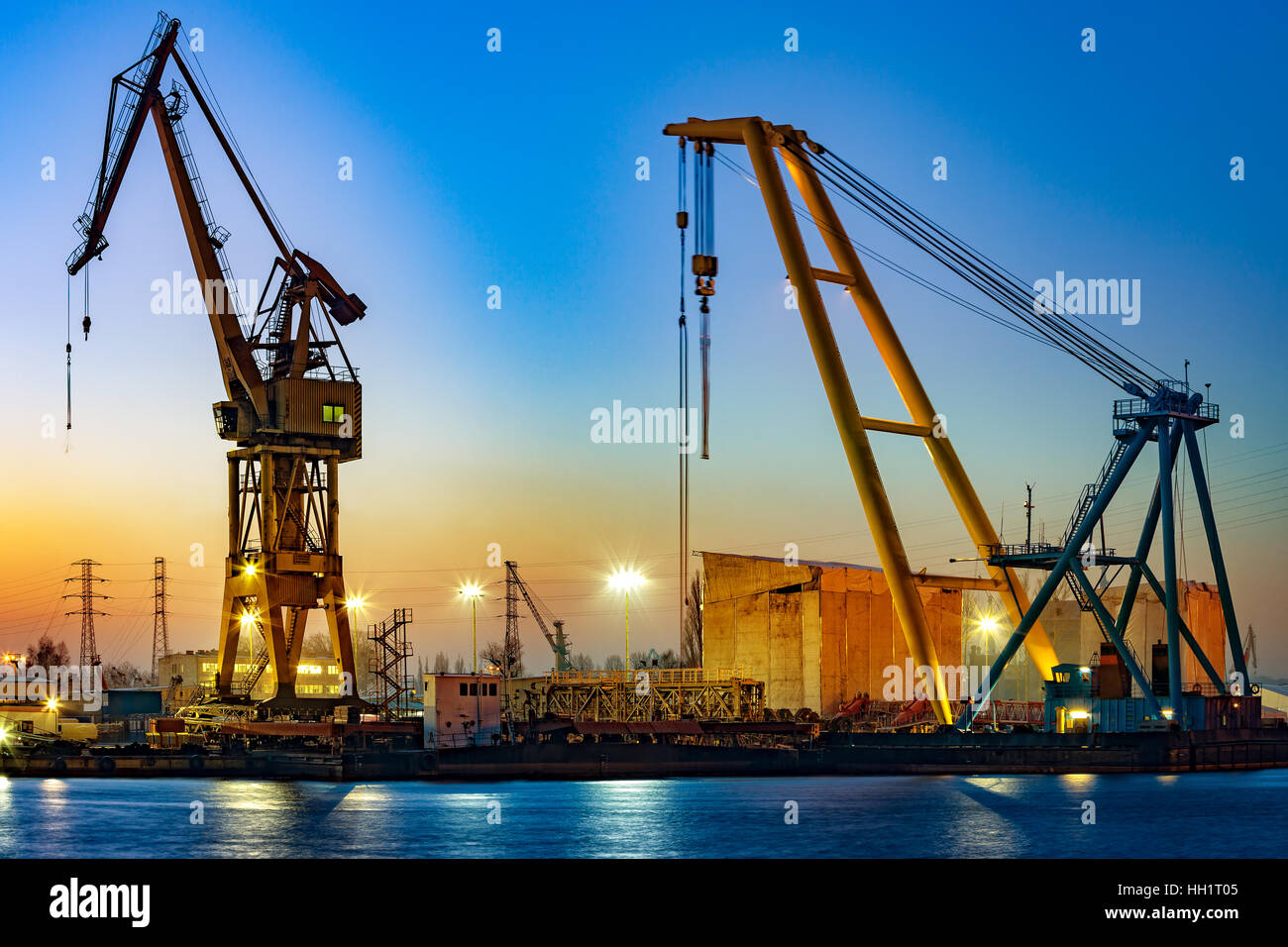Schwimmkran in der Nacht im Hafen. Stockfoto